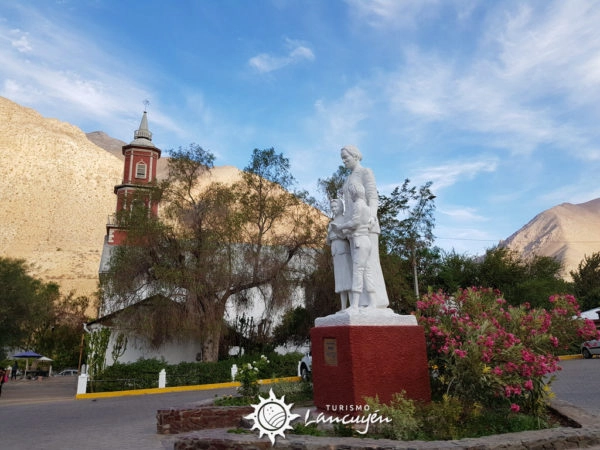 Pueblo de Montegrande plaza, iglesia y monumento a Gabriela Mistral - Tour Valle del Elqui